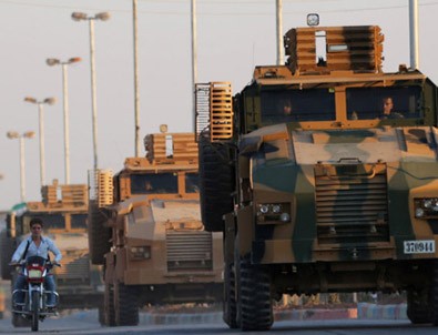 Türk askeri sınırın diğer tarafında...