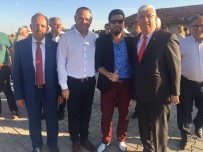 EDİP AKBAYRAM - Belediye Başkanı Sanatçılara Taş Çıkarttı