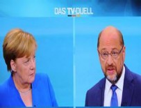 Merkel ve Schulz canlı yayında kozlarını paylaştı