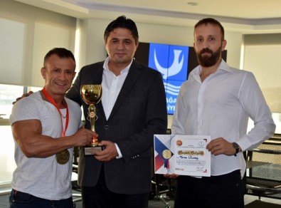 Aliağalı Şampiyondan Başkan Serkan Acar'a Ziyaret