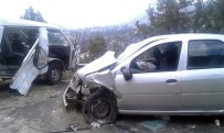 HAVVA ÖZTÜRK - Otomobille Minibüsle Çarpıştı Açıklaması 1 Ölü, 4 Yaralı