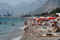 SALIH ŞAHIN - Antalya'da Sahillerde Bayramın Son Gün Yoğunluğu