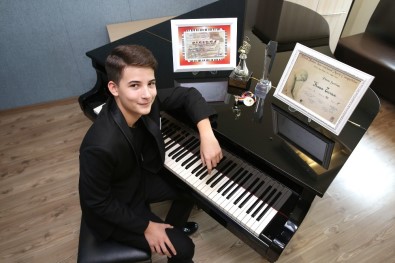 İzmirli Piyanist Kaan'a Uluslararası Ödül