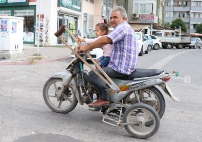 Koltuk Değnekli Sürücü Kucağındaki Çocukla Motosiklet Kullandı