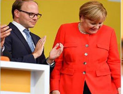 Merkel’e domatesli saldırı