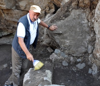 Şavşat Kalesi'nde Bin Yıllık Şarap Üretim Ünitesi Bulundu