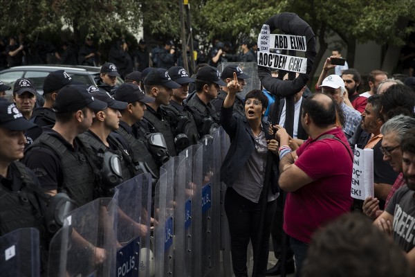 ABD Büyükelçiliği önündeki eyleme polis müdahale etti