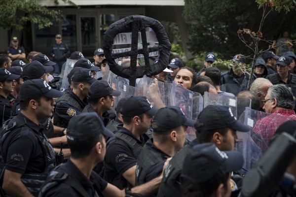 ABD Büyükelçiliği önündeki eyleme polis müdahale etti