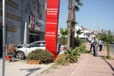 Antalya'da Otomobil Sağlık Merkezine Girdi