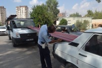 Kamyonetteki Çinkolar Otomobilin İçeri Girdi