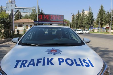 Sürücüler Polis Otosundaki Kayan Yazı İle Uyarılıyor