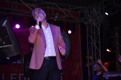 Cengiz Kurtoğlu Ahmetli'de Sahne Aldı