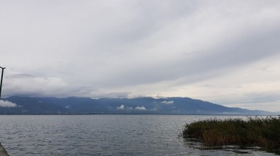 Göl Üzerinden Geçen Yağmur Bulutları Böyle Görüntülendi