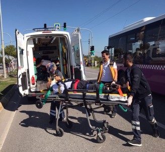 Sakarya'da Elektrikli Bisiklet İle Motosiklet Çarpıştı Açıklaması 2 Yaralı