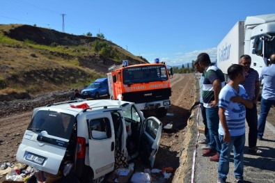Sivas'ta Tır İle Hafif Ticari Araç Çarpıştı Açıklaması 2 Ölü