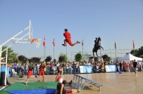 GENÇ KIZLAR - Sokakta Pota Heyecanı