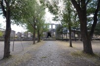 TARİHİ BİNA - Tarihi Okul Tehlike Saçıyor