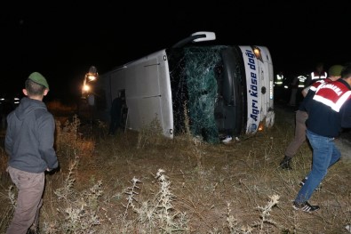 Yolcu Otobüsü Şarampole Yuvarlandı Açıklaması 3 Ölü, 43 Yaralı
