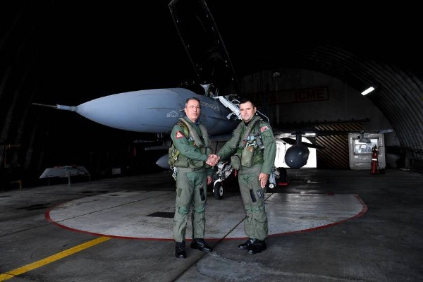 Genelkurmay Başkanı Akar, F-16 D uçağı ile uçuş gerçekleştirdi