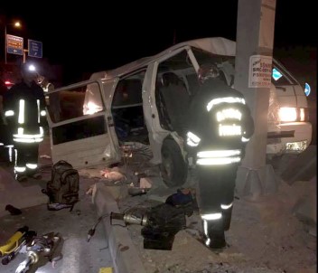 Göçmenleri Taşıyan Minibüs Kaza Yaptı Açıklaması 1 Ölü, 20 Yaralı