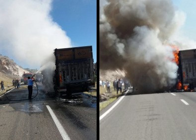 Hareket Halindeki Kamyon Böyle Yandı