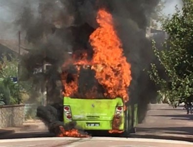 Kocaeli'de halk otobüsü yandı