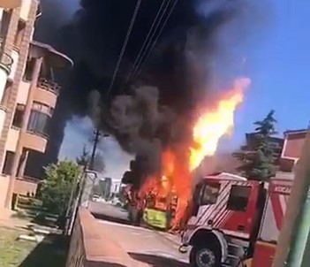 Yolcu Otobüsü Alev Alev Yandı