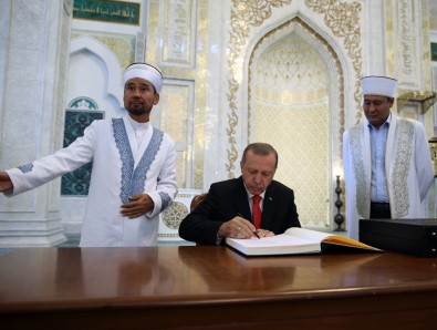 Cumhurbaşkanı Erdoğan'dan Kazakistan'da Cami Ziyareti