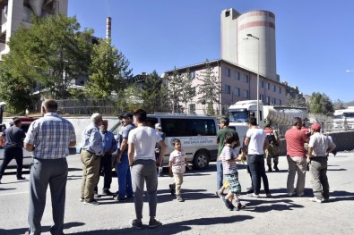 Gümüşhane'de Vatandaşlar Çimento Fabrikasına Giriş Çıkışı Kapattı