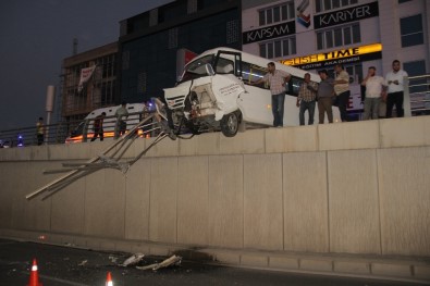İki Araç Çarpıştı, Minibüs Askıda Kaldı Açıklaması 7 Yaralı