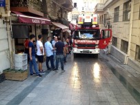 İSTİKLAL CADDESİ - İstiklal Caddesi'nde Çatı Yangını Vatandaşları Sokağa Döktü