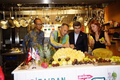 Malezya Büyükelçisi Dünyanın En Büyük Meyvesini Kesti