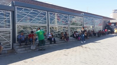 Taksim'de Vatandaşların Sıcakla İmtihanı