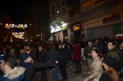 Taksim'de İki Kadını Taciz Eden İki Kişi Güven Timleri Tarafından Yakalandı