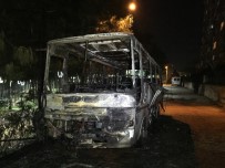 Ümraniye'de Park Halindeki Otobüs Alev Alev Yandı