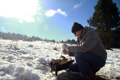 Yeni Yılın İlk Gününde Uludağ'da Kar Üzerinde Mangal Keyfi