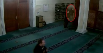 Camiye Dadanan Ayakkabı Hırsızları Kamerada