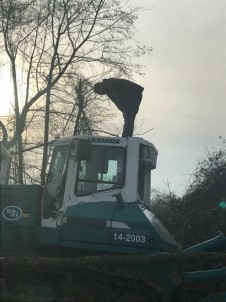 Kepçe Operatörü İş Makinesinin Üstünde Namaz Kıldı