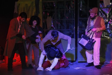 Kozluk'ta Öğretmenlerin Tiyatro Gösterimine Yoğun İlgi