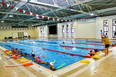 Maltepe'de 4 Yılda 4 Bin Çocuk Yüzme Öğrendi