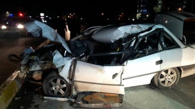 Otomobil Kamyona Arkadan Çarptı Açıklaması 1 Ölü 1 Yaralı