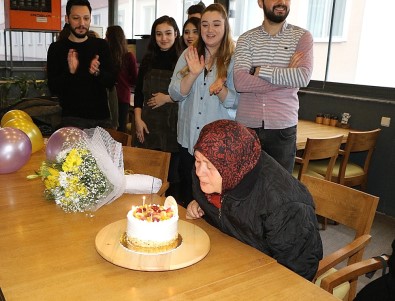 (Özel) Üniversite Öğrencilerinden Rahime Teyzeye Doğum Günü Sürprizi