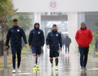 SAĞANAK YAĞMUR - Antalyaspor Hazırlıklarını Sağanak Yağmur Altında Sürdürdü