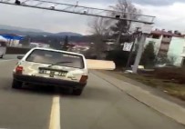 Aracın Camından Çıkan Tahtalar Trafiği Tehlikeye Soktu