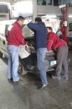 Aracın Motor Kısmına Sıkışan Kedi İçin Seferber Oldular