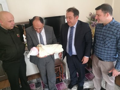 Başkan Özaltun'dan Bebek Sahibi Olan Gaziye Ziyaret