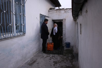 Büyükşehir Belediyesi İhtiyaç Sahiplerinin Evlerine Yemek Servisi Yapıyor