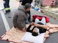 Kontrolden Çıkan Tır Minibüsle Çarpıştı Açıklaması 1'İ Ağır 3 Yaralı