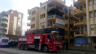 Manisa'da Ev Yangını Korkuttu Açıklaması 3 Kişi Dumandan Etkilendi