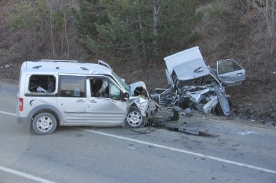 Otomobil İle Hafif Ticari Araç Çarpıştı Açıklaması 1 Ölü, 2 Yaralı